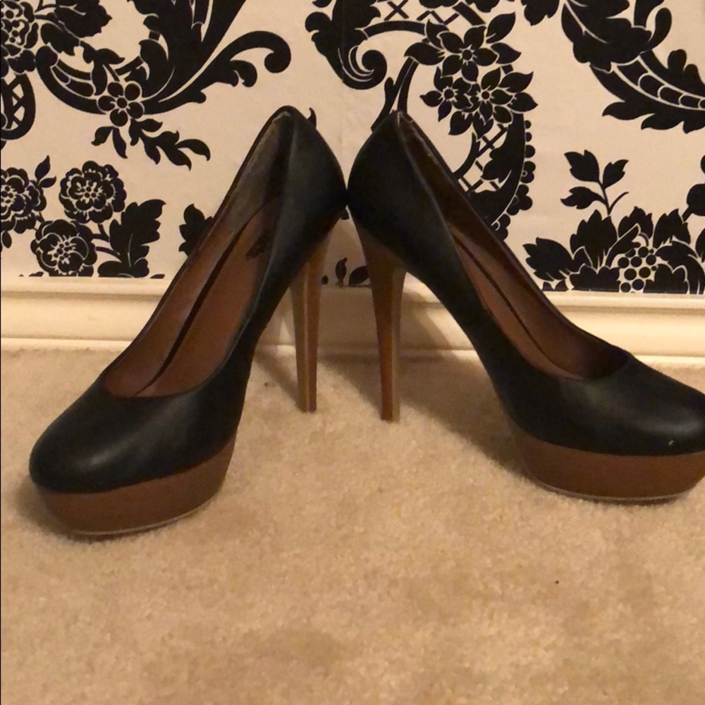 Black pumps